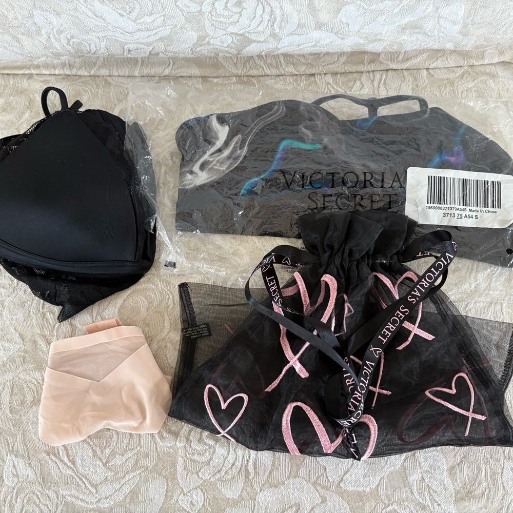 NWOT VS PINK Bundle: Bralette, Sports Bra, Panty (XS) with Drawstring Bag Size S
